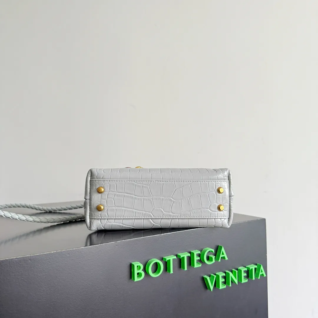 Batch 2880 BOTTEGA VENETA crocodile leather mini andiamo is paired with a four-piece oak hardware set, making the entire bag more layered. As a classic model of the BV family, each innovation brings different surprises to fans. There are three ways to carry it with different makeup. Crocodile skin is called the gold in leather and is famous for its top luxury and rarity. During use, the luster of the crocodile skin will not fade or fade with time. No matter how long it is used, it will still remain new. And because each crocodile skin is different, the effect of each crocodile leather bag is different. Style number: 777614+wood hardware Size: 22*15.5*9cm